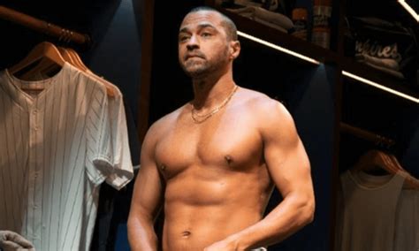 !! OMG, he’s naked: Actor Jesse Williams lets it all hang out。